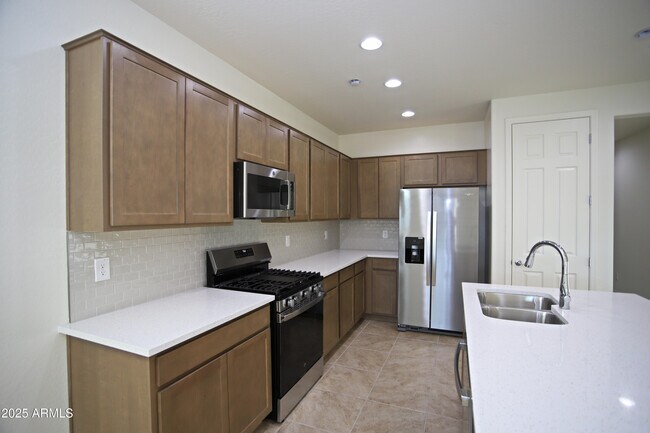 Building Photo - 1005 W Finch Dr