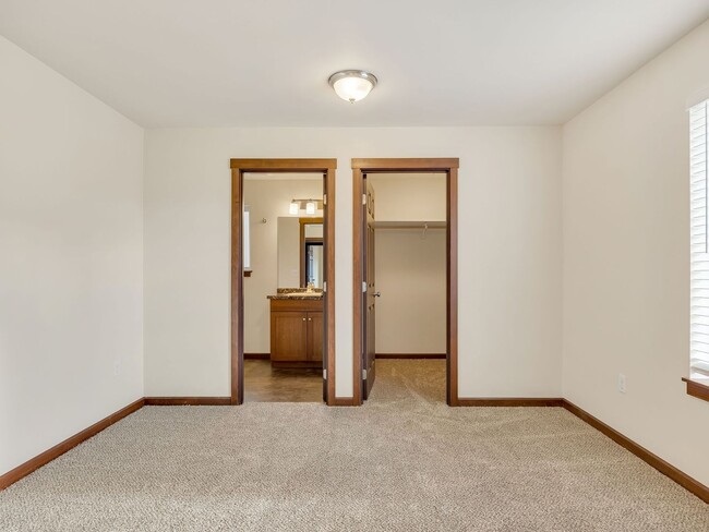 Building Photo - 1583 SE Honeysuckle Loop