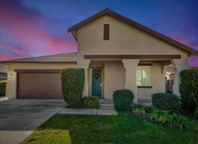 Building Photo - Gorgeous 3 Bedroom 2 Bath 2 Car Garage Sin...