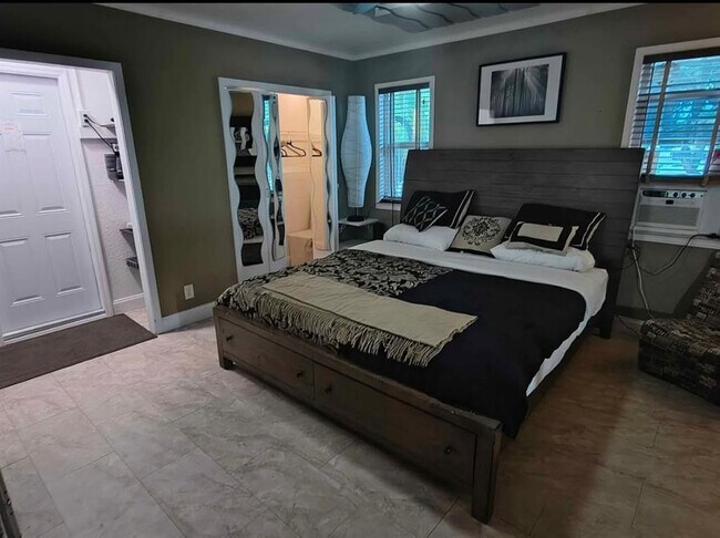 Building Photo - 5741 SW 24th Ave