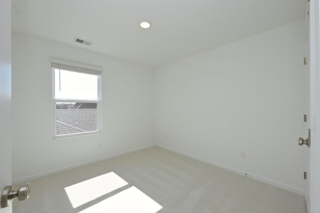 Building Photo - FREE TV!!