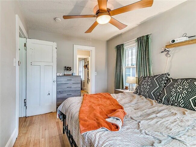 Building Photo - Charming 2-Bedroom Home minutes from everything!