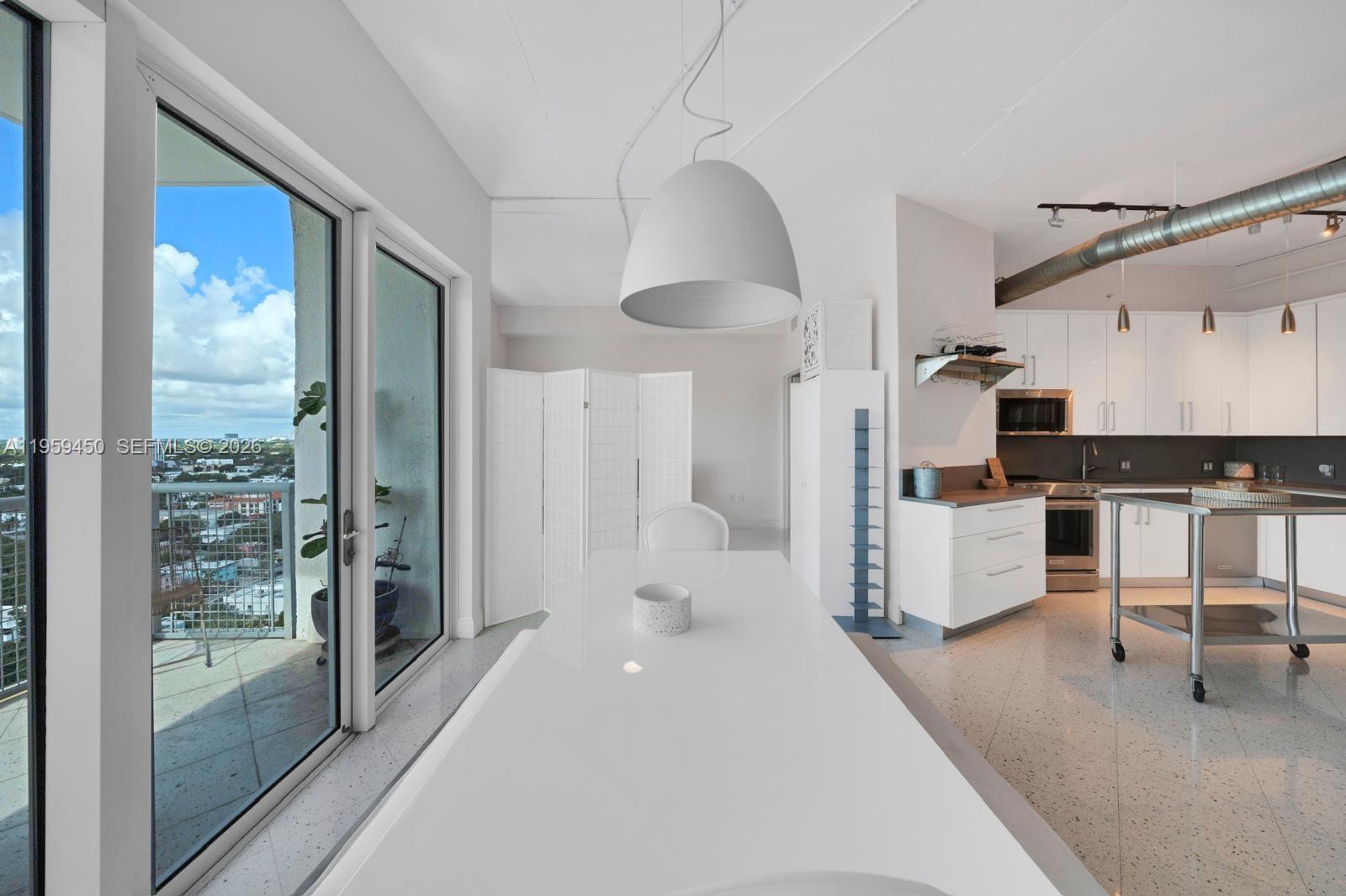 Building Photo - 10 SW South River Dr