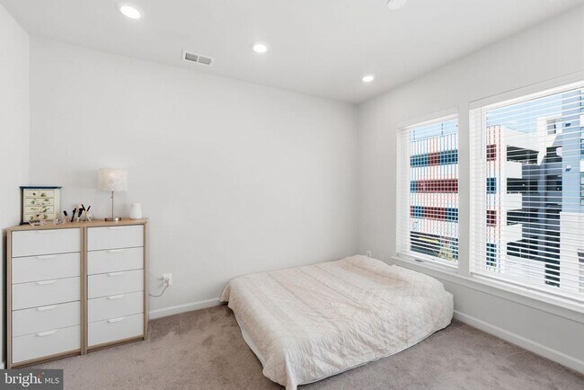 Building Photo - 16122 Columbus Ave