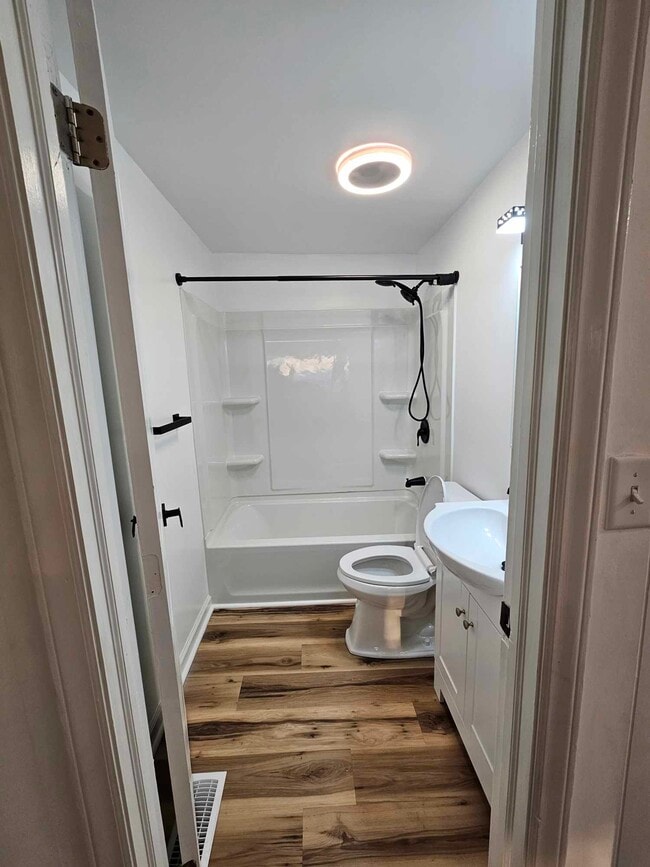 Building Photo - 203 S Fieldcrest Rd