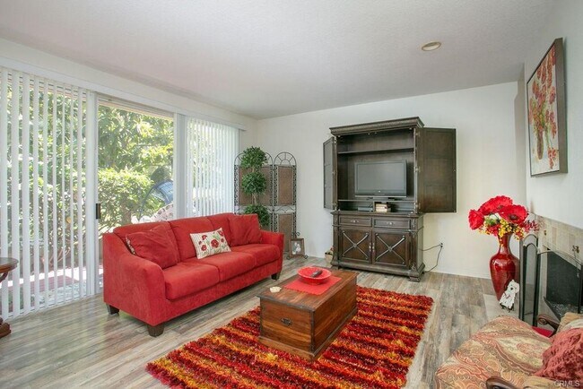 Building Photo - 3 Bedroom Condo For Lease in a gated commu...
