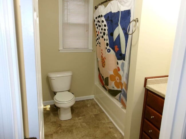 Building Photo - Charming & Updated Home Ready for Move-In