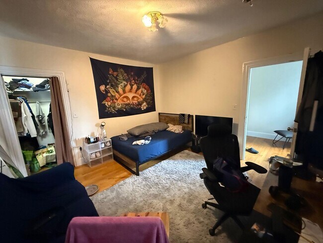 Building Photo - Gorgeous, Affordable and Student Friendly Apartment Near T!   Perfect for BU students on a budget