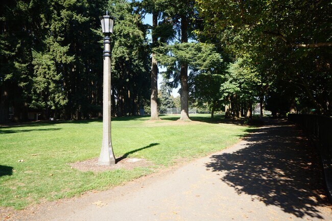Building Photo - Amazing two bedroom sellwood beauty!