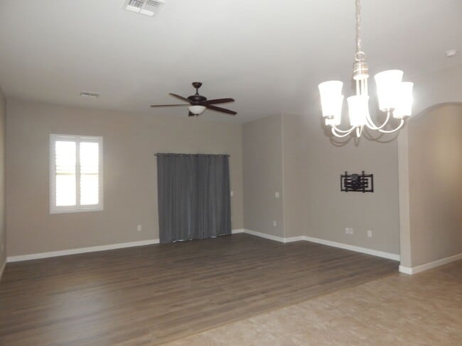 Building Photo - 3 bedrooms over 2200 Square Feet - Single Story-Marana