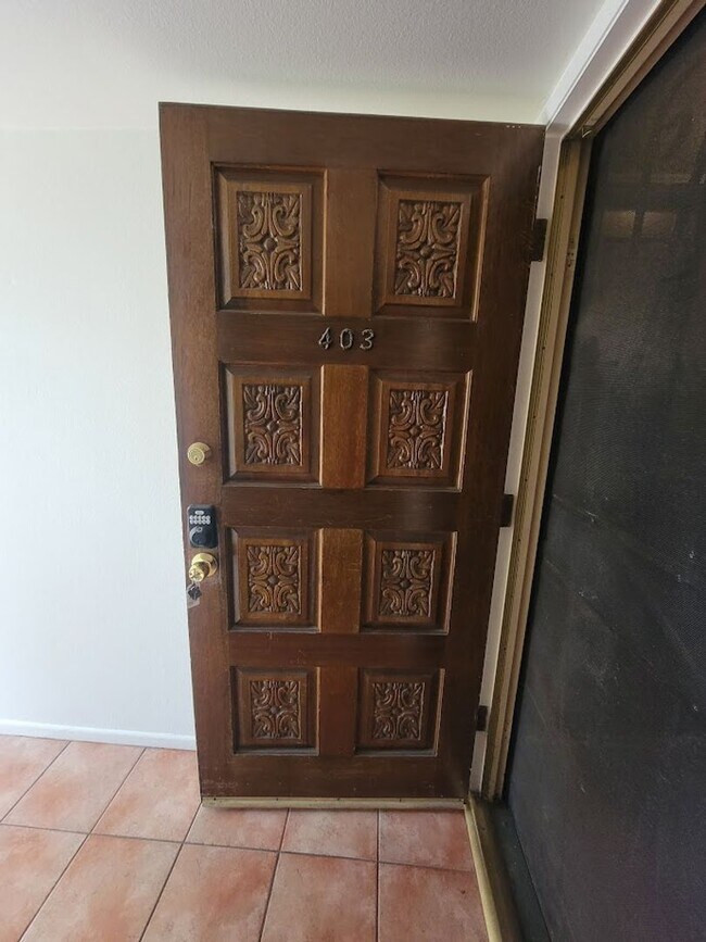 Building Photo - HUGE UPPER 1BD/1.5BA CONDO WITH LOFT, PARKING LAUNDRY AND 2 PRIVATE BALCONIES!!