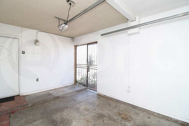 Building Photo - 2049 W Bloomfield Rd