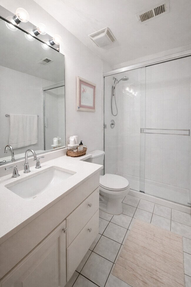 Building Photo - 4233 N Kenmore Ave