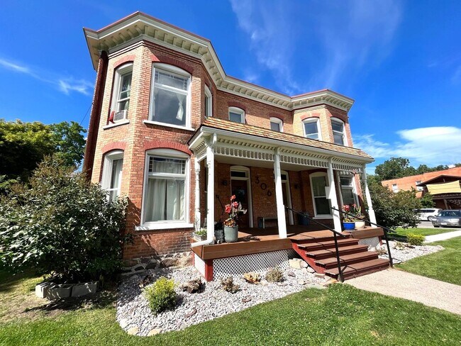 Building Photo - Light Filled Top Floor 1 Bedroom in Unbeatable Hip Strip Location!