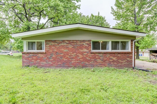 Building Photo - 8301 Pepperidge Dr