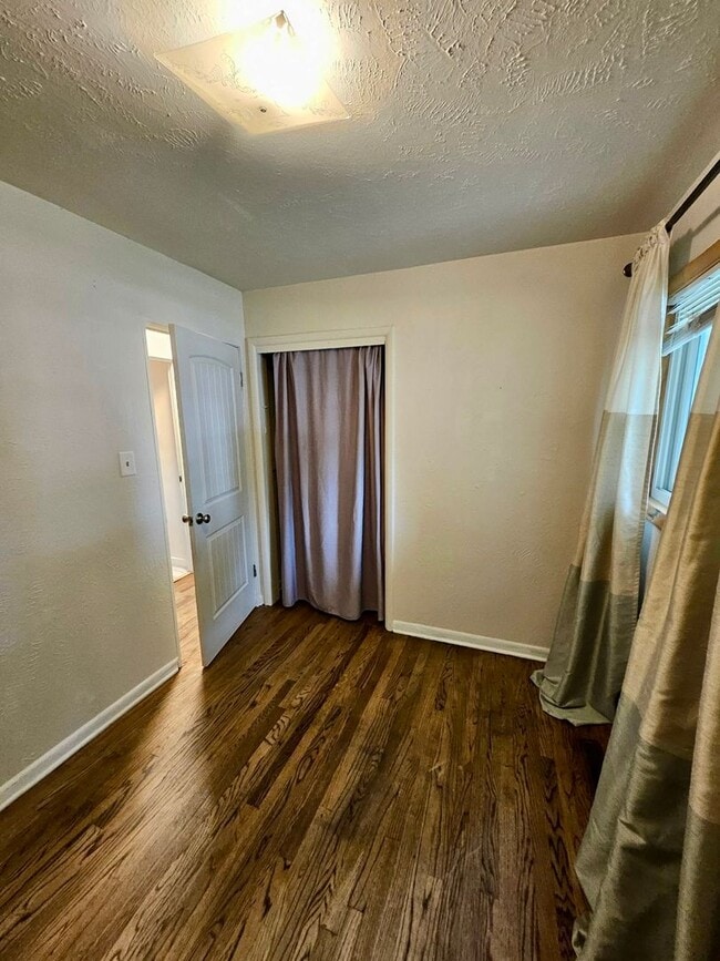 Building Photo - Updated one level ranch home close to UCCS!