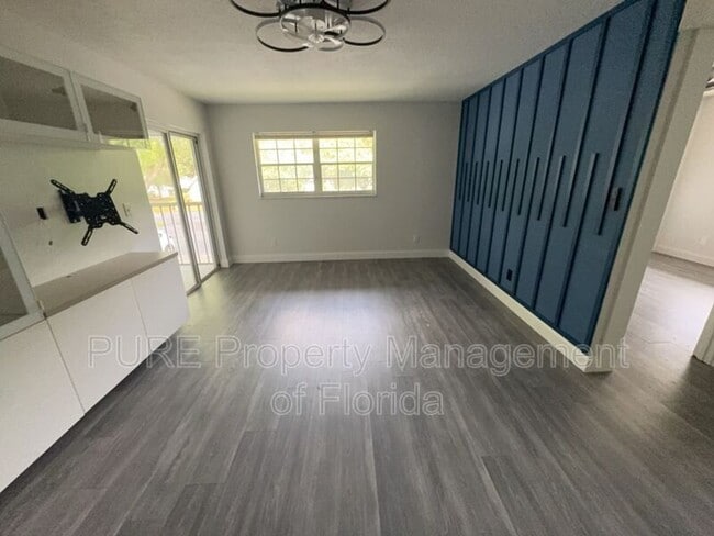 Building Photo - 454 Fairways Cir