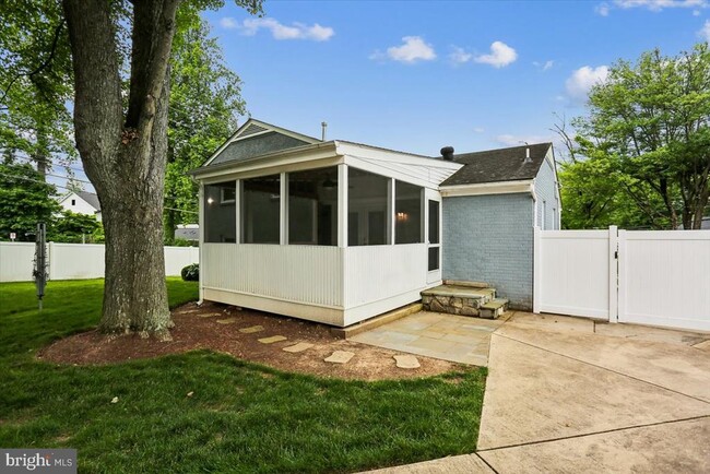 Building Photo - 3801 Denfeld Ave