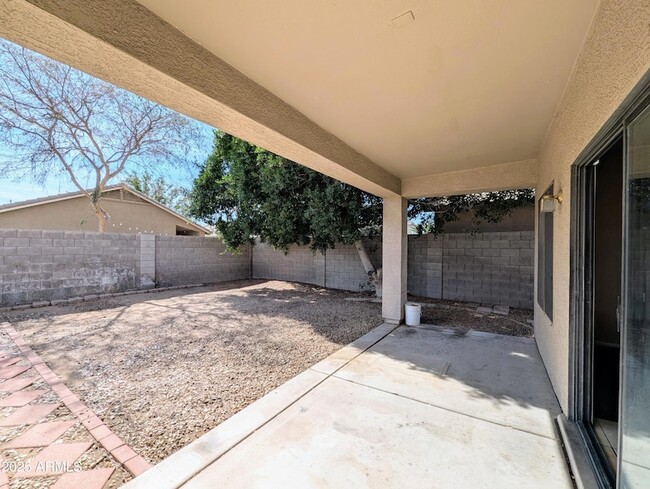 Building Photo - 8861 W Paradise Dr