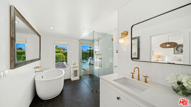 Building Photo - 6540 Dume Dr