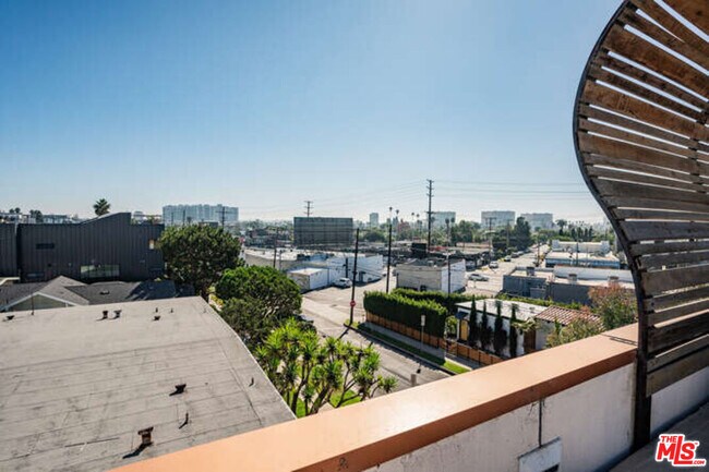 Building Photo - 2452 Penmar Ave