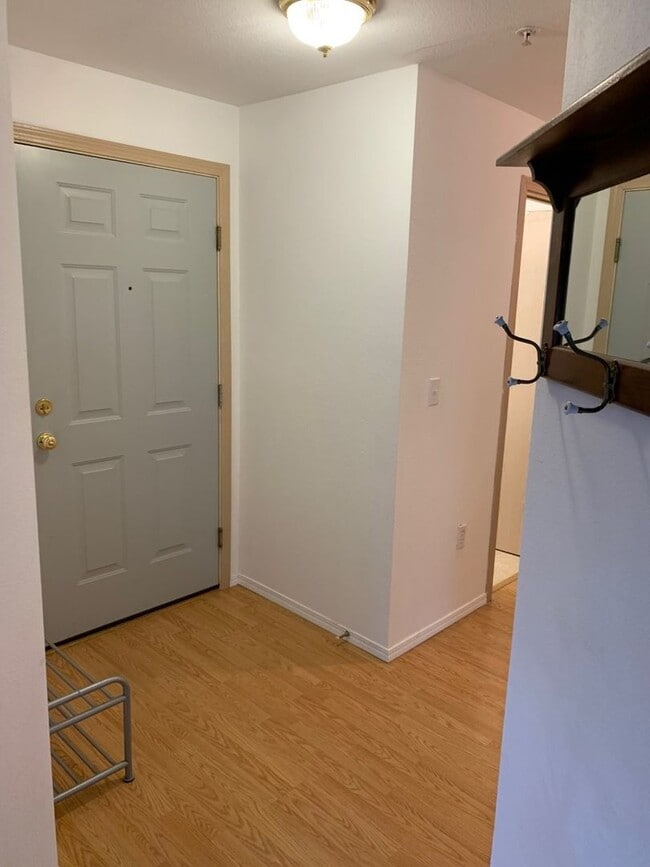 Building Photo - Spacious 3 bed 1.75 bath top floor unit in Des Moines