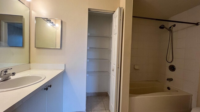 Building Photo - 7950 N Nob Hill Rd