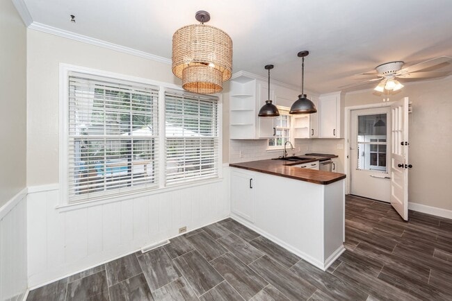 Building Photo - 6 Bedroom, 2.5 Bath House in Drayton on th...