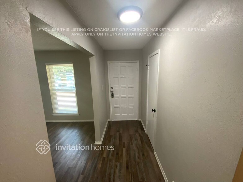 Building Photo - 2805 Ladona Dr
