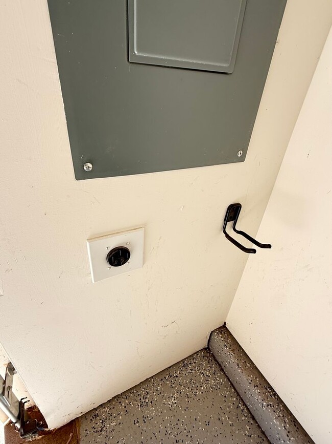 Building Photo - Nearly New Davidson Townhome | 3BR + Flex Space | 2-Car Garage | Minutes to Downtown