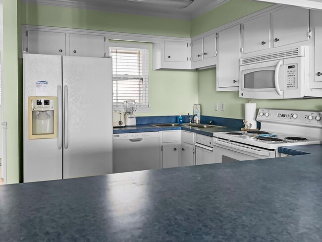 Building Photo - Amazing 3-Bed Condo with HUGE porch on the...