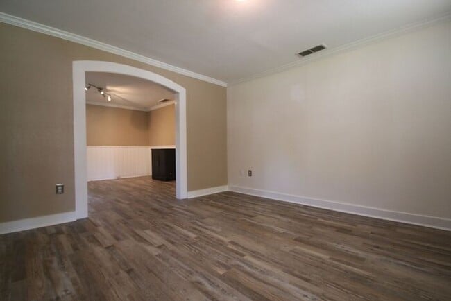 Building Photo - (("Wake Up in a Home YOU Love")) 2/2 STUNNING House Close to Exciting Downtown Fort Worth! An ABS...