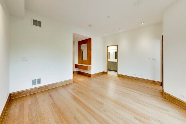 Building Photo - 3752 N Wayne Ave