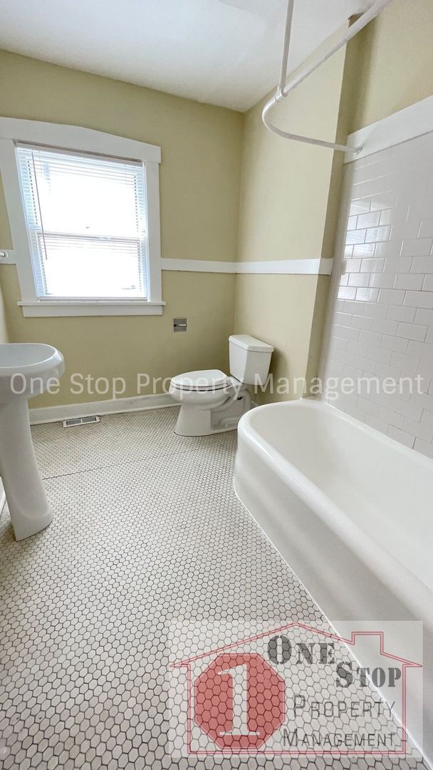 Building Photo - Charming 2-bedroom, 1-bath Duplex in Kansa...