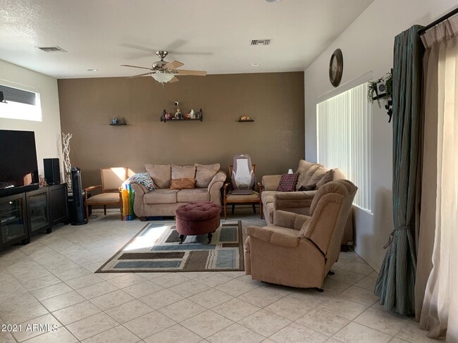 Building Photo - 1190 N Meadows Dr