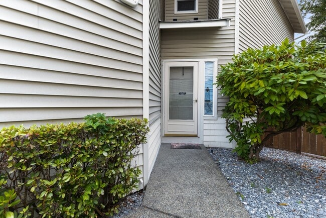 Building Photo - Spacious Townhome with Fenced In Back Yard