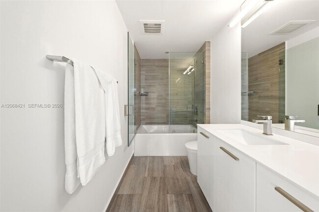 Building Photo - 1300 Brickell Bay Dr