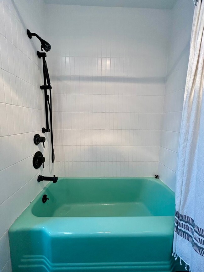 Building Photo - Stunning 3 Bedroom with Pool and Views in ...