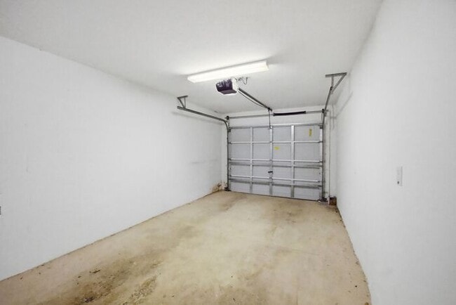 Building Photo - Villages of Bloomingdale