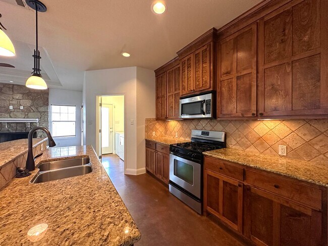 Building Photo - Two Story 3 Bedrooms 2.5 Bathrooms Home for Rent in Prime East of Austin Location, nearby Muller ...