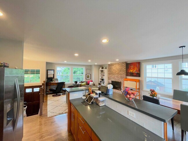 Building Photo - Spacious Corner-Lot Home 4 bed 3 bath – Green Lake, Seattle, WA