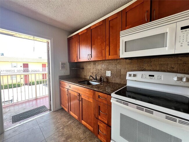 Building Photo - 850 E Commercial Blvd