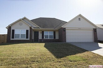 Building Photo - Beautiful 3 Bed 2 Bath Home with New Plank...