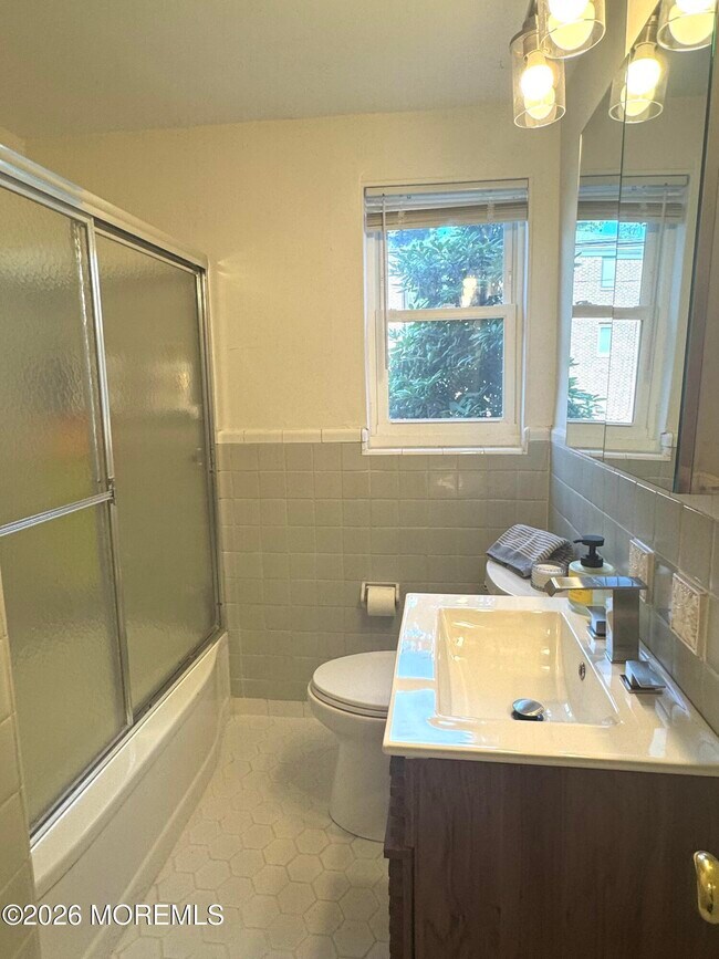 Building Photo - 63 Manor Dr