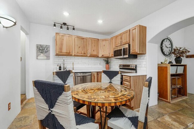 Building Photo - Scenic Mountain View Rental Minutes from Shopping & Trails!