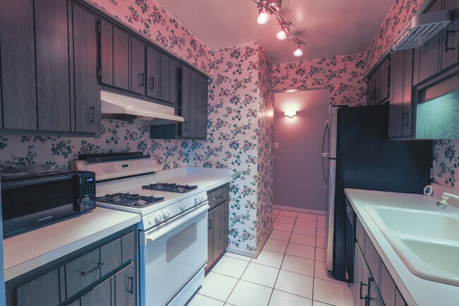 Building Photo - 4410 W 111th St