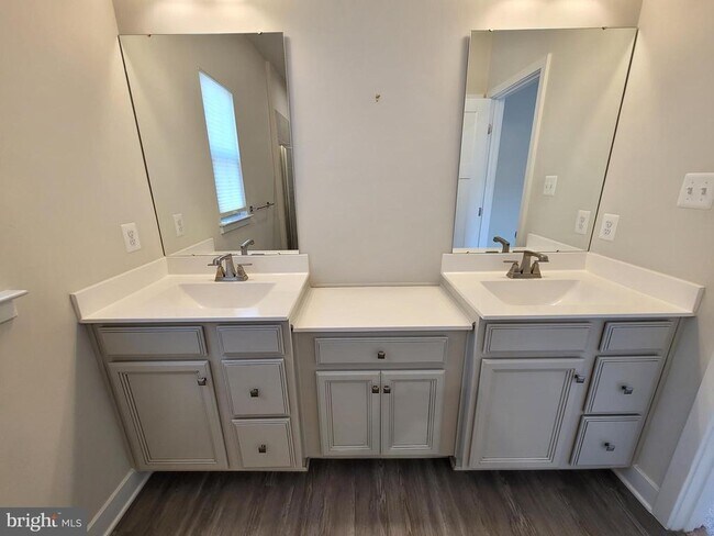 Building Photo - 8667 Shady Pines Dr
