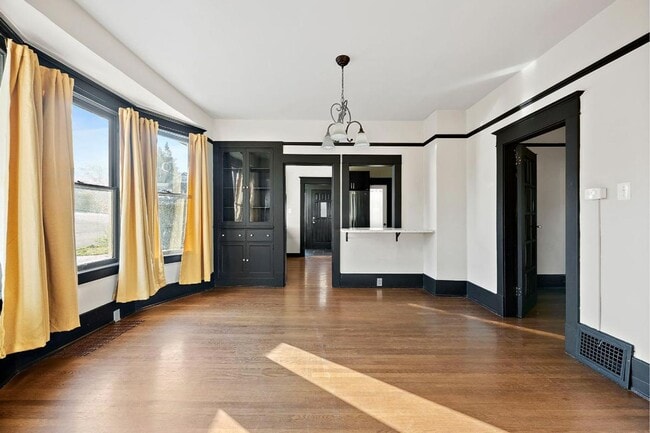Building Photo - Charming 2-Bed 2-Bath Tacoma Craftsman | S...
