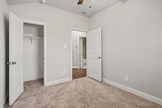 Building Photo - 1425 Waverley Dr