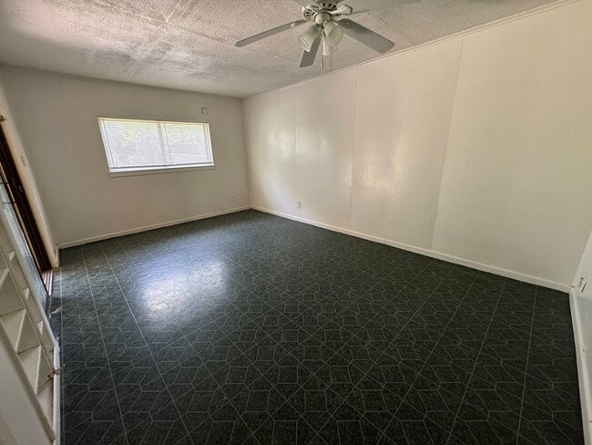Building Photo - 212 W Robin Ln